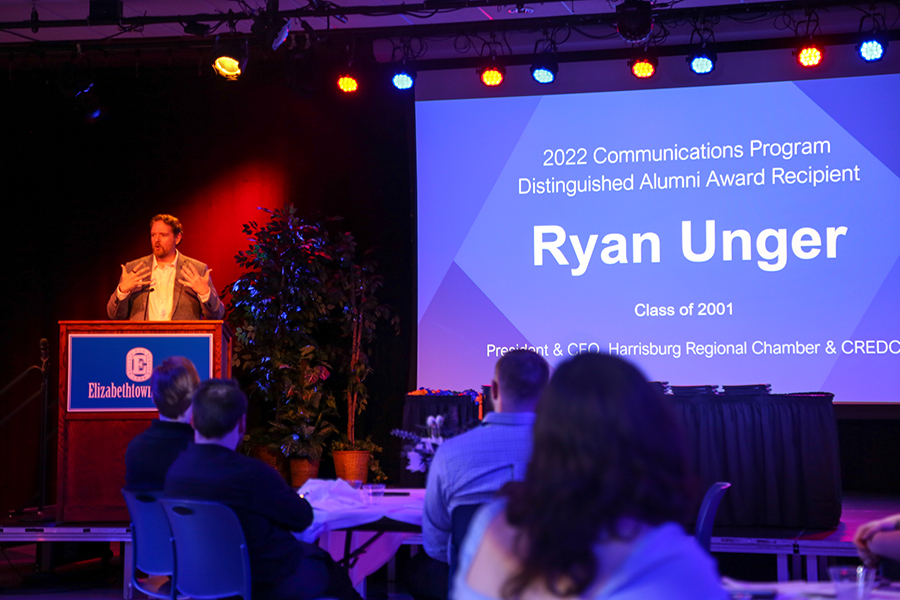 Alumnus Ryan Unger ‘01 Receives Communications Department’s 2022 Distinguished Alumni Award at Department Banquet